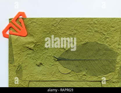 Büroklammern auf alten abstrakten organischen Papier Foto Stockfoto