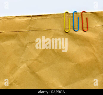 Büroklammern auf alten abstrakten organischen Papier Foto Stockfoto