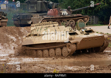 Demonstration eines Britischen all terrain gepanzerte Fahrzeug, in Duxford Britischen Museum Stockfoto