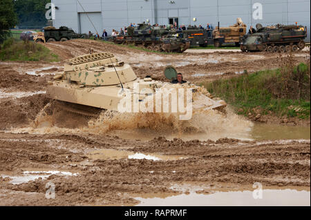 Demonstration eines Britischen all terrain gepanzerte Fahrzeug, in Duxford Britischen Museum Stockfoto