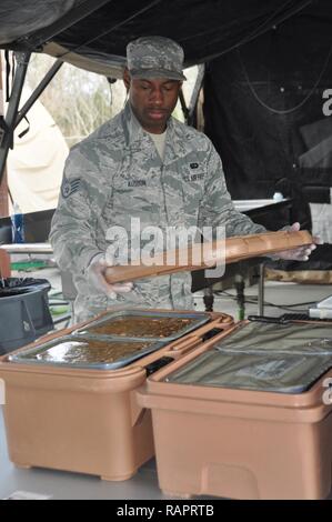 Staff Sgt. Octavius Ausbon, Mitglied des 908Th Airlift Wing Force Support Squadron, bereitet die Speisen während der hennessy Wettbewerb Feb.11 an der Maxwell Air Force Base zu decken. Ausbon gewann die einzelne herausragende Performer Award im vergangenen Jahr im Wettbewerb um die John L. Hennessy Award, dass diejenigen, die besten Excel in Food Service erkennt. Stockfoto