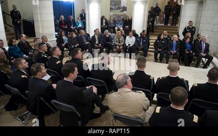 Die Teilnehmer hören Erläuterungen während der Senior Executive Service Induktion Zeremonie für Katharine Kelley, Betriebsleiter, Arlington National Cemetery, 2. März 2017 in Arlington, Virginia. Die Zeremonie fand in der unteren Ebene des Memorial Amphitheater auf dem Friedhof. Stockfoto