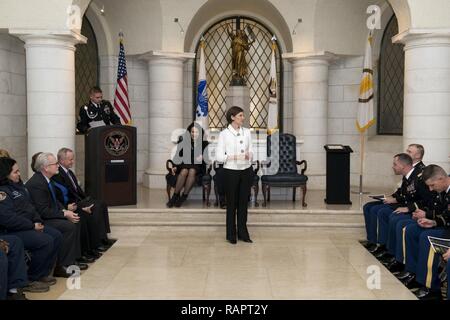 Katharine Kelley, Betriebsleiter, Arlington National Cemetery, gibt Erläuterungen während ihrer älteren Executive Service Induktion Zeremonie, 2. März 2017 in Arlington, Virginia. Die Zeremonie fand in der unteren Ebene des Memorial Amphitheater auf dem Friedhof. Stockfoto