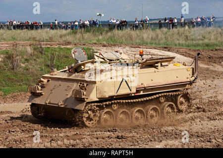 Demonstration eines Britischen all terrain gepanzerte Fahrzeug, in Duxford Britischen Museum Stockfoto