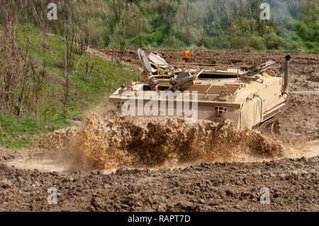 Demonstration eines Britischen all terrain gepanzerte Fahrzeug, in Duxford Britischen Museum Stockfoto