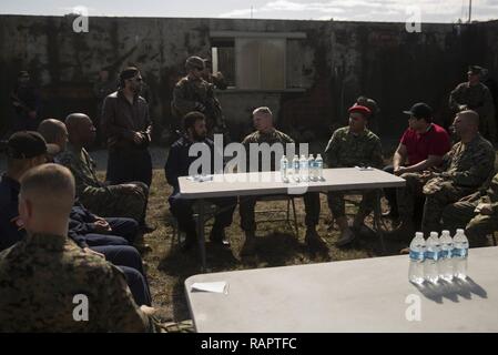 Marines mit Task Force Südwesten Verhalten ein wichtiger Führer treffen mit afghanischen Rolle Spieler während der letzten Mission rehearsal bei Vorwärts Operating Base Bravo, Camp Lejeune, N.C., 28.02.2017. Die Marines Arbeit mit afghanischen Akteuren eine bessere kulturelle Verständigung vor der Bereitstellung zu einem späteren Zeitpunkt in diesem Jahr auf der Provinz Helmand, in Afghanistan zu gewinnen. Task Force Südwesten besteht aus etwa 300 Marines, deren Mission werden zu trainieren, beraten und die nationale afghanische Armee 215 Corps und der 505Th Zone der Nationalen Polizei zu unterstützen. Dies wird die Armee und Polizei werden Hilfe für eine noch effektivere, c Stockfoto