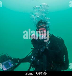 Eine Beseitigung von Explosivstoffen Techniker, für die Beseitigung von Explosivstoffen Mobile Unit 5 zugewiesen sind, verwendet das Neuseeland Taucher unterwasser Suche System während der Übung Drehpunkt in mildem Bay, Neuseeland, Jan. 16, 2017. Übung Fulcrum ist eine kombinierte - gemeinsame Übung integriert, dass U.S. Navy Matrosen und Marines aus der Beseitigung von Explosivstoffen mobile Einheiten mit Service Mitglieder von der Royal New Zealand Navy und der Royal Australian Navy. Stockfoto