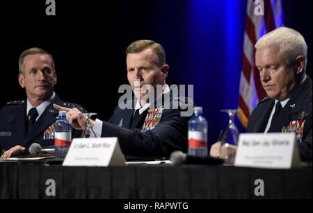 Us Air Force General Tod Wolters, US-Luftstreitkräfte Europa Commander, spricht während einer Panel auf die Unterstützung der warfighter während der Air Force Association Air Warfare Symposium März 3, 2017, in Orlando, Fla. Die vier allgemeinen Offiziere sagten, sie muss über das Netzwerk ihre Fähigkeiten gemeinsam in streitigen Umgebungen zu betreiben. Stockfoto