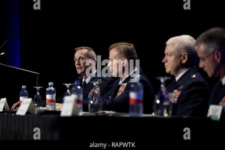 Us Air Force General Terrence O'Shaughnessy, Pacific Air Forces Commander, spricht während einer Panel auf die Unterstützung der warfighter während der Air Force Association Air Warfare Symposium März 3, 2017, in Orlando, Fla. Das Panel der vier allgemeinen Offiziere sagten, daß sie ihre Fähigkeiten müssen zusammen Netzwerk im angefochtenen Umgebungen zu betreiben. Stockfoto