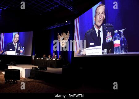 Us Air Force General Terrence O'Shaughnessy, Pacific Air Forces Commander, spricht während einer Panel auf die Unterstützung der warfighter während der Air Force Association Air Warfare Symposium März 3, 2017, in Orlando, Fla. Das Panel der vier allgemeinen Offiziere sagten, daß sie ihre Fähigkeiten müssen zusammen Netzwerk im angefochtenen Umgebungen zu betreiben. Stockfoto