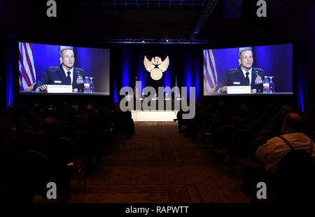 Us Air Force Major Befehl Kommandanten sprechen, während ein Panel auf die Unterstützung der warfighter während der Air Force Association Air Warfare Symposium März 3, 2017, in Orlando, Fla. Das Panel der vier allgemeinen Offiziere sagten, daß sie ihre Fähigkeiten müssen zusammen Netzwerk im angefochtenen Umgebungen zu betreiben. Stockfoto