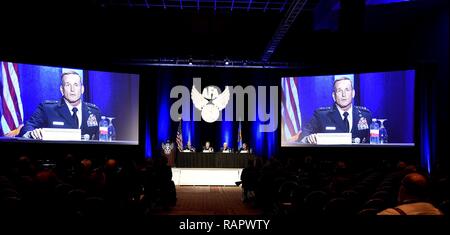 Us Air Force Major Befehl Kommandanten sprechen, während ein Panel auf die Unterstützung der warfighter während der Air Force Association Air Warfare Symposium März 3, 2017, in Orlando, Fla. Das Panel der vier allgemeinen Offiziere sagten, daß sie ihre Fähigkeiten müssen zusammen Netzwerk im angefochtenen Umgebungen zu betreiben. Stockfoto