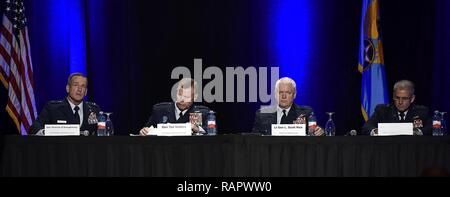 Us Air Force Major Befehl Kommandanten sprechen, während ein Panel auf die Unterstützung der warfighter während der Air Force Association Air Warfare Symposium März 3, 2017, in Orlando, Fla. Das Panel der vier allgemeinen Offiziere sagten, daß sie ihre Fähigkeiten müssen zusammen Netzwerk im angefochtenen Umgebungen zu betreiben. Stockfoto