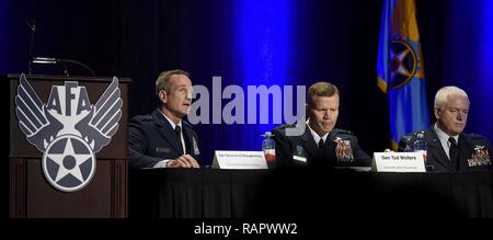 Us Air Force Major Befehl Kommandanten sprechen, während ein Panel auf die Unterstützung der warfighter während der Air Force Association Air Warfare Symposium März 3, 2017, in Orlando, Fla. Das Panel der allgemeinen Offiziere sagten, daß sie ihre Fähigkeiten müssen zusammen Netzwerk im angefochtenen Umgebungen zu betreiben. Stockfoto