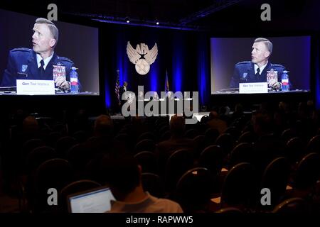 Us Air Force Major Befehl Kommandanten sprechen, während ein Panel auf die Unterstützung der warfighter während der Air Force Association Air Warfare Symposium März 3, 2017, in Orlando, Fla. Das Panel der allgemeinen Offiziere sagten, daß sie ihre Fähigkeiten müssen zusammen Netzwerk im angefochtenen Umgebungen zu betreiben. Stockfoto