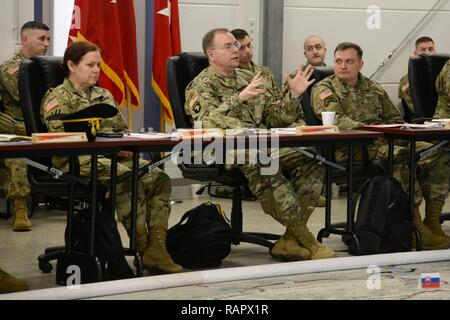 Us-Armee Generalleutnant Ben Hodges (Mitte), Kommandierender General der US Army Europe, gibt seine Erläuterungen, wie U.S. Army Command Sgt. Maj. Sheryl Lyon (links), die US-Army Europe Senior Advisor angeworben, und US-Armee Oberst Patrick Ellis (rechts), Kommandant der 2. Reiterregiment, Zuhören, während einer kurzen, über die 2. Staffel, 2. Reiterregiment mission Plan für ihre Beteiligung an der NATO-enhanced Vorwärts Präsenz in Polen während der Probe von Konzept Bohren, 24.02.2017 auf Rose Barracks, Vilseck, Deutschland. Die Staffel wird Konvoi aus Vilseck, durch Deutschland, Tschechien und Polen Stockfoto