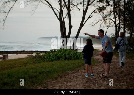 HALEIWA, Hawaii - Sgt. 1. Klasse Paul D'Veney, einer Produktions- noncommissioned Officer mit Firma B, 209 Aviation Support Bataillon, 25 Combat Aviation Brigade, und seine Tochter Cali, beteiligen sich an der 2017 Sanctuary Ozean zählen Projekt bei Pua'ena, Jan. 25, 2017. Pua'ena Punkt ist einer der Standorte, an denen die freiwilligen Anschluss buckelwal Sichtungen. Das Heiligtum Ozean zählen tritt im Januar, Februar und März eines jeden Jahres und wird durch den hawaiischen Inseln Buckelwal National Marine Sanctuary koordiniert. Gebietsansässige und Gebietsfremde in der Zählung teil a Stockfoto