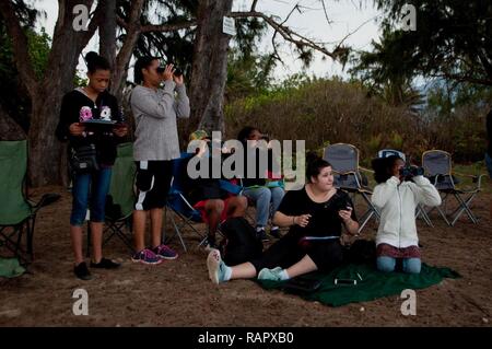 HALEIWA, Hawaii - Freiwilligen beobachten das Meer für die buckelwale an Pua'ena Point Beach Park für die 2017 Sanctuary Ozean zählen Projekt, Feb 25, 2017. Pua'ena Punkt ist einer der Standorte, an denen die freiwilligen Anschluss buckelwal Sichtungen. Das Heiligtum Ozean zählen tritt im Januar, Februar und März eines jeden Jahres und wird durch den hawaiischen Inseln Buckelwal National Marine Sanctuary koordiniert. Gebietsansässige und Gebietsfremde in der Zählung teil als Freiwilliger oder Site Leader. Stockfoto