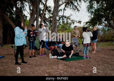 HALEIWA, Hawaii - Site leader Brandie Markos (links) gibt Anweisungen zu Freiwilliger an Pua'ena Point Beach Park für die 2017 Sanctuary Ozean zählen Projekt, Feb 25, 2017. Pua'ena Punkt ist einer der Standorte, an denen die freiwilligen Anschluss buckelwal Sichtungen. Das Heiligtum Ozean zählen tritt im Januar, Februar und März eines jeden Jahres und wird durch den hawaiischen Inseln Buckelwal National Marine Sanctuary koordiniert. Gebietsansässige und Gebietsfremde in der Zählung teil als Freiwilliger oder Site Leader. Stockfoto