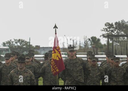 Us-Marines mit Firma D., 1.BATAILLON, rekrutieren Training Regiment, warten an der Tag der Familie auf Marine Corps Depot rekrutieren, Parris Island, S.C., am 2. März 2017. Tag der Familie besteht aus der neuen Marines, die freie Zeit, Zeit mit der Familie zu verbringen, bevor er am folgenden Tag. Stockfoto