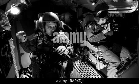 Aircrew Mitglieder aus den 23 Bomb Squadron passen ihre Flight Safety Gang beim Ausstieg Ausbildung in Minot Air Force Base, N.D., Jan. 22, 2017. 13 23 BS Mitglieder in einem simulierten Flugzeugen ausgebildet und erfahren, wie und wann die Flugzeuge sicher Verlassen im Notfall. Stockfoto