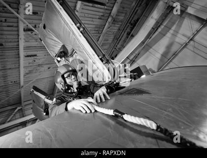 Ein 23 Bomb Squadron aircrew Mitglied verlässt ein egress Simulator durch eine Luke im Training am Minot Air Force Base, N.D., Jan. 22, 2017. Die Flugbesatzungen in einem simulierten Flugzeugen, wo Sie gelernt haben, wie und wann man sicher verlassen Sie das Flugzeug im Notfall vorbereitet zu sein, trainiert. Stockfoto