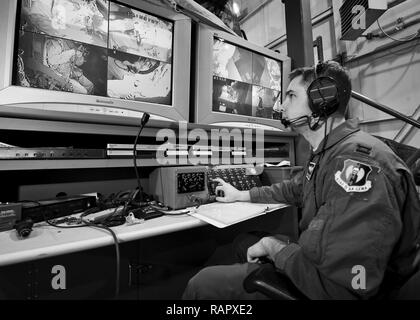 Ein 23 Bomb Squadron aircrew Mitglied beaufsichtigt die Ausstiegsbeleuchtung Simulator Training in Minot Air Force Base, N.D., Jan. 22, 2017. Die Ausbildung besteht aus einem Klassenzimmer Unterricht und praktische Übungen, die eine jährliche Bedarf für alle aircrew. Stockfoto