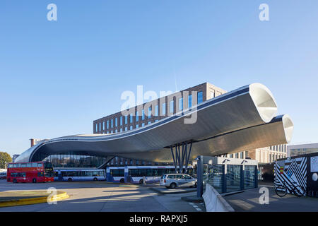 Iconic Slough Busbahnhof mit Porter House darüber hinaus. Der Portier Gebäude, Slough, Vereinigtes Königreich. Architekt: T P Bennett, 2017. Stockfoto