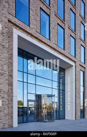 Eingang zum Porter House Building. Der Portier Gebäude, Slough, Vereinigtes Königreich. Architekt: T P Bennett, 2017. Stockfoto