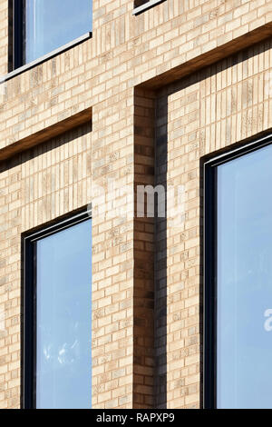 Mauerwerk und Fenster Details. Der Portier Gebäude, Slough, Vereinigtes Königreich. Architekt: T P Bennett, 2017. Stockfoto