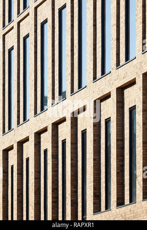 Mauerwerk und Fenster Details. Der Portier Gebäude, Slough, Vereinigtes Königreich. Architekt: T P Bennett, 2017. Stockfoto