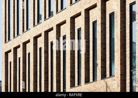 Mauerwerk und Fenster Details. Der Portier Gebäude, Slough, Vereinigtes Königreich. Architekt: T P Bennett, 2017. Stockfoto