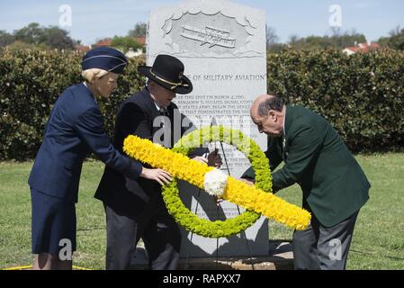 (Von links nach rechts) der US Air Force Brig. Gen. Heather Pringle, 502Nd Air Base Wing und Joint Base San Antonio Commander, pensionierter Armee Oberst Stewart Wyland und pensionierte US Air Force Colonel James Humphries legen einen Kranz an einem Denkmal zu Ehren Armee lt Benjamin Foulois' erste militärische Flug März 2, 2017. 1910 Foulois wurde die erste Person, die eine militärische Flug zu machen, von einer militärischen Einrichtung, in einer staatlichen Ebene durch eine militärische ausgebildeten Piloten geflogen. Stockfoto