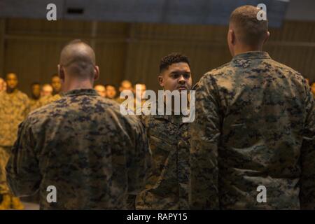 Us Marine Corps Lance Cpl. Charles Busch, Marine Drehkraft Europa (MRF-E), erhält den Rang Unteroffizier, in Porsangmoen, Norwegen, 1. März 2017 gefördert. Die Marines von MRF-E wird in verschiedenen Übungen teilnehmen, die Bande mit den NATO-Bündnispartnern in den nächsten Monaten weiter festigen. Stockfoto