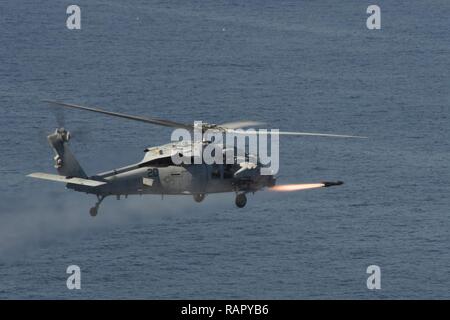 N eine AGM-114 Hellfire Rakete wird von einem MH-60S Seahawk Helikopter Hubschrauber Meer Combat Squadron (HSC) 6, bei einer ordnance Range am März 02, 2017, auf der Insel San Clemente, Kalifornien, während einer Live-fire Combat Training übung zugewiesen. HSC-6 bietet Vertikale heben Suche und Rettung, Logistik, anti-oberfläche Kriegsführung, Special Operations Forces support und Suche und Rettung. Stockfoto