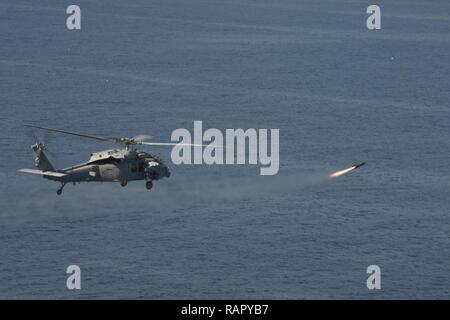 N eine AGM-114 Hellfire Rakete wird von einem MH-60S Seahawk Helikopter Hubschrauber Meer Combat Squadron (HSC) 6, bei einer ordnance Range am März 02, 2017, auf der Insel San Clemente, Kalifornien, während einer Live-fire Combat Training übung zugewiesen. HSC-6 bietet Vertikale heben Suche und Rettung, Logistik, anti-oberfläche Kriegsführung, Special Operations Forces support und Suche und Rettung. Stockfoto