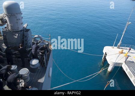 OKINAWA, Japan (Mar. 4, 2017) Segler griff Festmacher an Bord amphibisches Schiff USS BONHOMME RICHARD (LHD6) während Meer und anker detail. Bonhomme Richard ist auf einer Routinepatrouille in der Indo-Asia-Pazifik-region Als vorwärts zu dienen - für jede Art von Kontingenz. Stockfoto