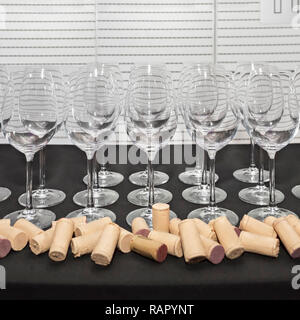 Leere Weißwein Gläser Dekoration mit weinkorken für Prüfung Wein bereit Stockfoto
