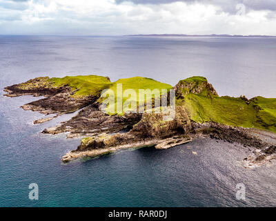 Luftaufnahme der Dinosaurier Bucht mit den seltenen Dinosaur Footprint der Sauropoden - dominiert von tracksite Rubha nam Brathairean, Brüder Punkt-Insel Stockfoto