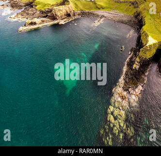 Luftaufnahme der Dinosaurier Bucht mit den seltenen Dinosaur Footprint der Sauropoden - dominiert von tracksite Rubha nam Brathairean, Brüder Punkt-Insel Stockfoto
