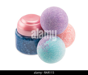 Bunte Badewanne Bomben und Flasche mit blauem Meer Salz Stockfoto