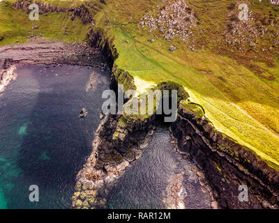 Luftaufnahme der Dinosaurier Bucht mit den seltenen Dinosaur Footprint der Sauropoden - dominiert von tracksite Rubha nam Brathairean, Brüder Punkt-Insel Stockfoto