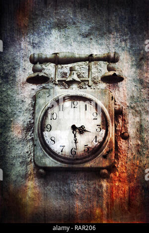 Vintage Grunge Wecker auf Stein Wand Hintergrund Foto Stockfoto