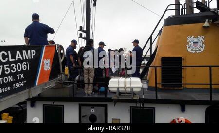 Coast Guard Mitglieder geben Studenten in der Partnerschaft in Bildung Programm eine Tour durch die Coast Guard Cutter Schelle am 13.02.15, 2017 in Galveston, Texas teilnehmen. Sektor Field Office Galveston war die 2017 Coast Guard Partnerschaft in Bildung Award für die beste Zusammenarbeit im Oktober verliehen. Us-Küstenwache Stockfoto