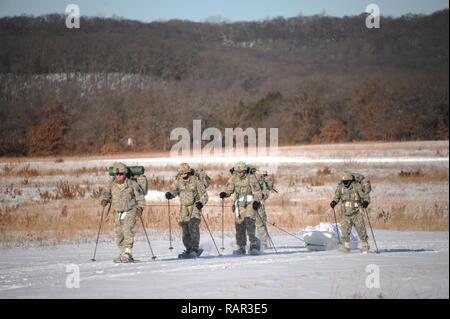 Us-Armee Soldaten mit den 181 Multifunktionstraining Brigade der 1. Armee Division West trek durch offene Felder am Fort McCoy, Wis Feb 2nd, 2017. Bei kaltem Wetter Ausbildung inklusive Kreuz Skifahren, Schneeschuhwandern und Contructing improvisierten Unterkünften. Us-Armee Stockfoto