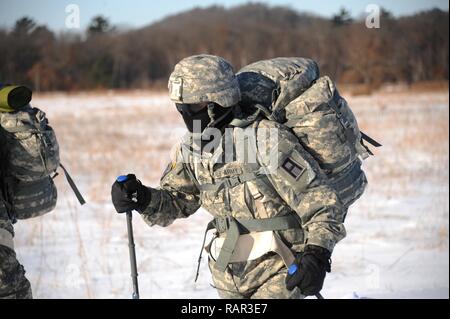 Us-Armee Soldaten mit den 181 Multifunktionstraining Brigade der 1. Armee Division West trek durch offene Felder am Fort McCoy, Wis Feb 2nd, 2017. Bei kaltem Wetter Ausbildung inklusive Kreuz Skifahren, Schneeschuhwandern und Contructing improvisierten Unterkünften. Us-Armee Stockfoto