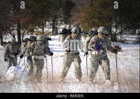 Us-Armee Soldaten mit den 181 Multifunktionstraining Brigade der 1. Armee Division West trek durch offene Felder am Fort McCoy, Wis Feb 2nd, 2017. Bei kaltem Wetter Ausbildung inklusive Kreuz Skifahren, Schneeschuhwandern und Contructing improvisierten Unterkünften. Us-Armee Stockfoto