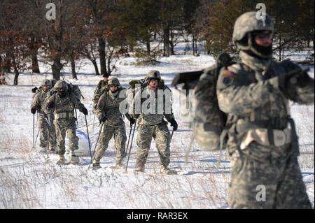 Us-Armee Soldaten mit den 181 Multifunktionstraining Brigade der 1. Armee Division West trek durch offene Felder am Fort McCoy, Wis Feb 2nd, 2017. Bei kaltem Wetter Ausbildung inklusive Kreuz Skifahren, Schneeschuhwandern und Contructing improvisierten Unterkünften. Us-Armee Stockfoto