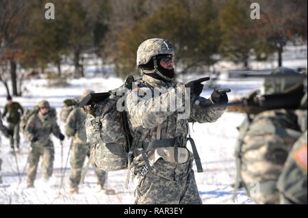 Us-Armee Soldaten mit den 181 Multifunktionstraining Brigade der 1. Armee Division West trek durch offene Felder am Fort McCoy, Wis Feb 2nd, 2017. Bei kaltem Wetter Ausbildung inklusive Kreuz Skifahren, Schneeschuhwandern und Contructing improvisierten Unterkünften. Us-Armee Stockfoto