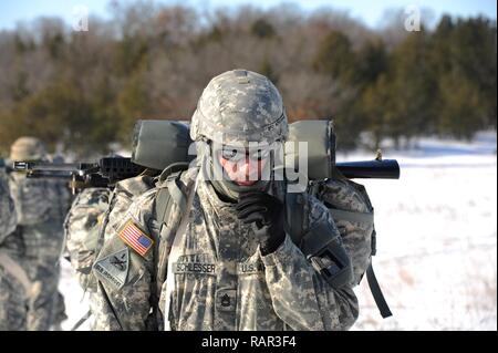 Us-Armee Soldaten mit den 181 Multifunktionstraining Brigade der 1. Armee Division West trek durch offene Felder am Fort McCoy, Wis Feb 2nd, 2017. Bei kaltem Wetter Ausbildung inklusive Kreuz Skifahren, Schneeschuhwandern und Contructing improvisierten Unterkünften. Us-Armee Stockfoto